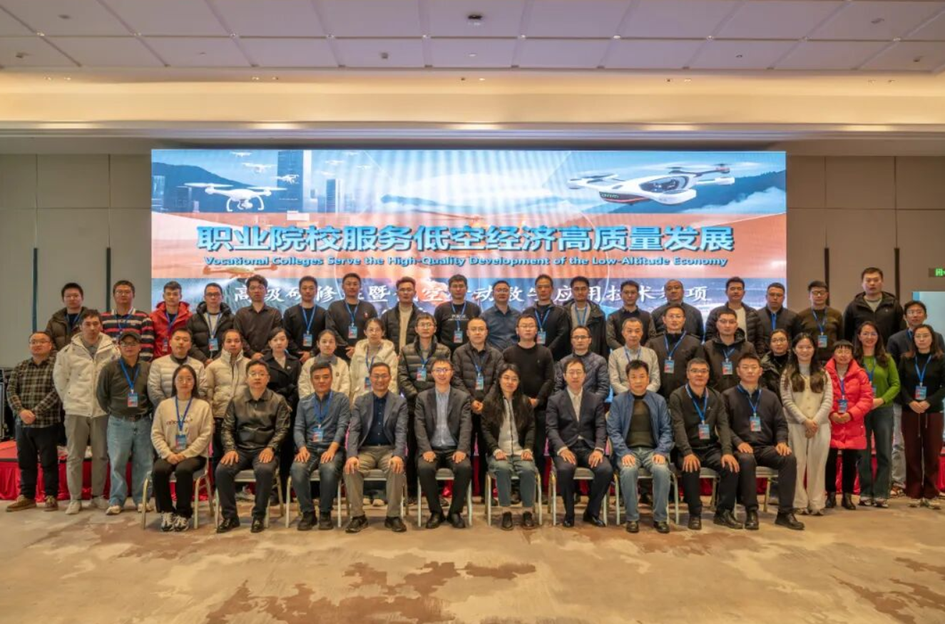 六自由度運(yùn)動(dòng)平臺(tái)——為低空經(jīng)濟(jì)高質(zhì)量發(fā)展注入核心動(dòng)力